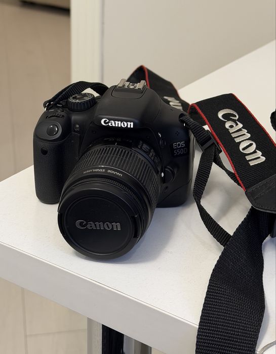 Canon EOS 550D с объективом и аксессуарами