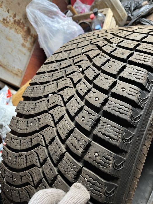 Продам Шины 275/45/21 зимнее