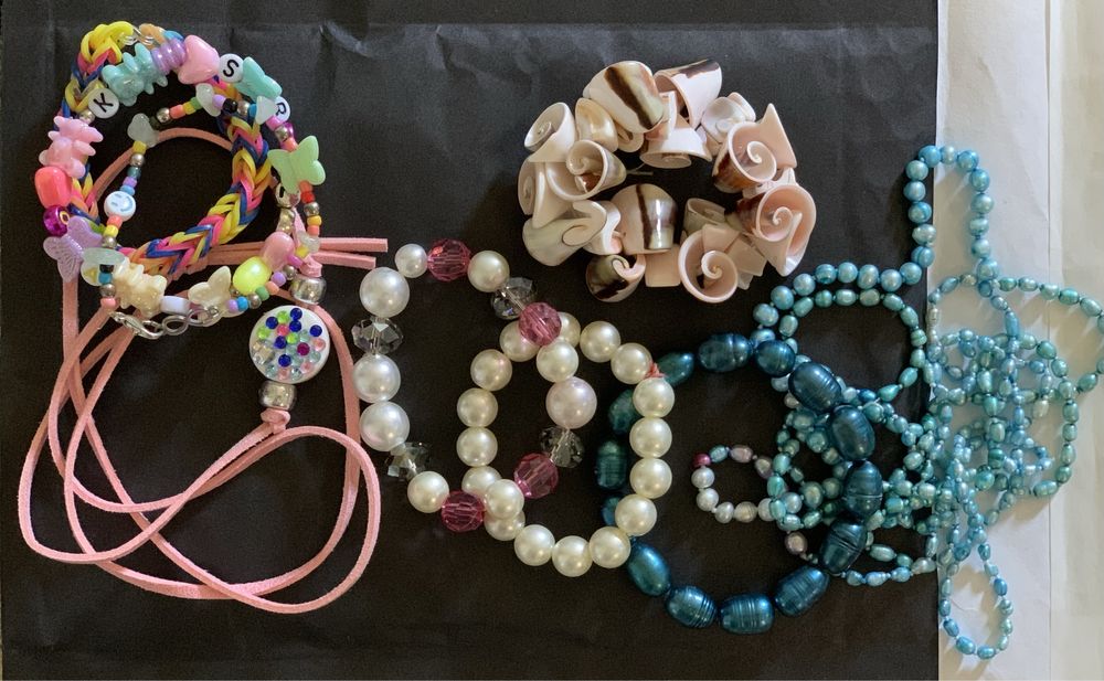 Нови дамски обеци , часовник , гривни и колие