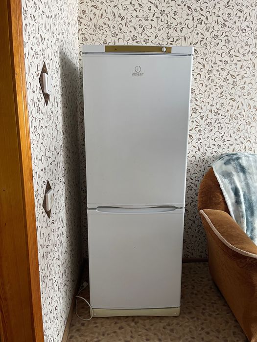Отдам бесплатно холодильник INDESIT