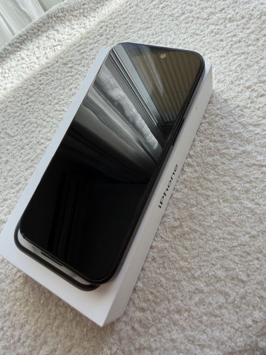 Vând iPhone 15 Negru, 128BG, 88% baterie, cutie + cablu USB-C + husă