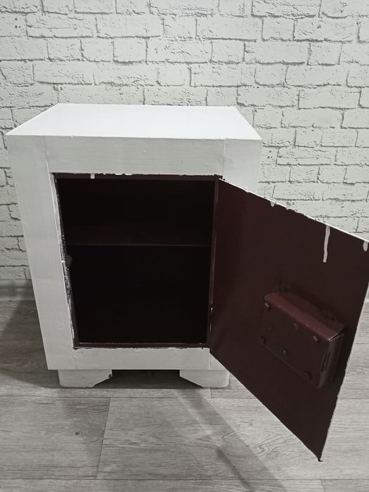 Продам железный сейф с замком.