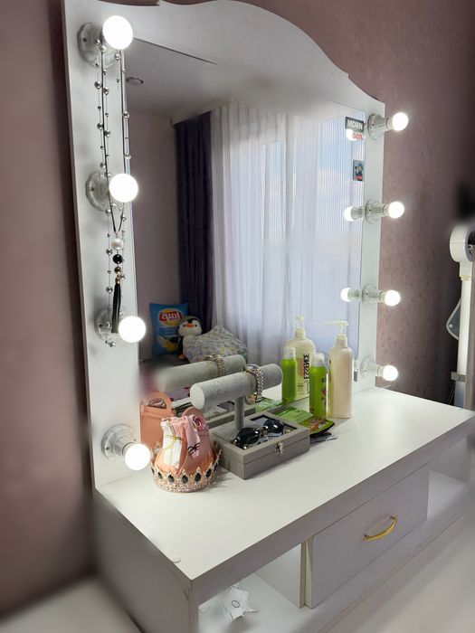 Продам гримерное зеркало с лампочками