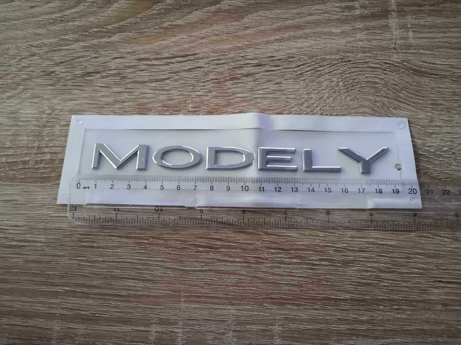 надпис сребрист гланц Tesla Model Y