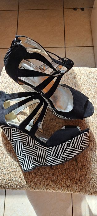 Sandale cu platforma  n. 40