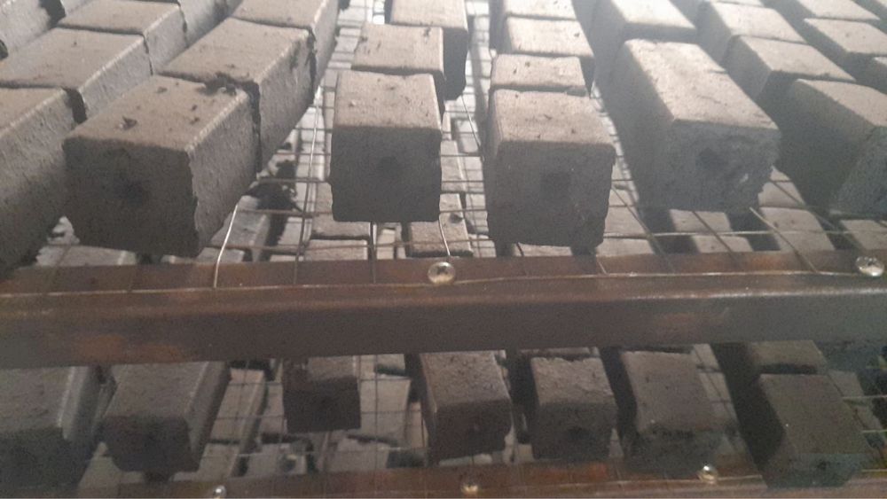 В наличаии топлевные брикеты типа Пини кей а так же дривесные угли.