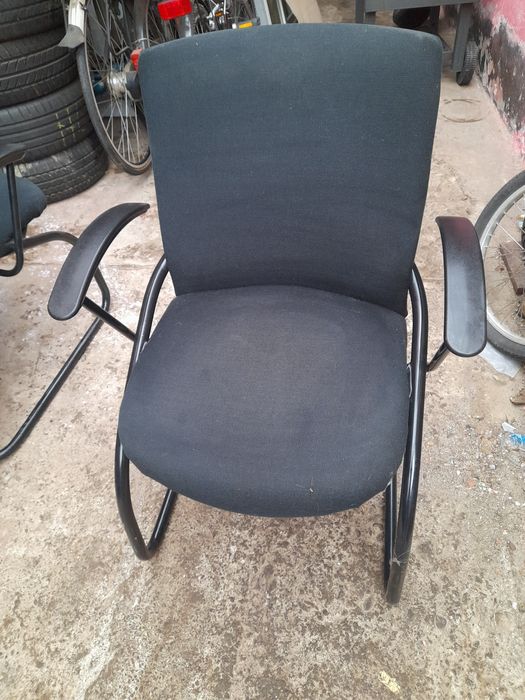 Vind 6 scaune rezistente arata foarte bine