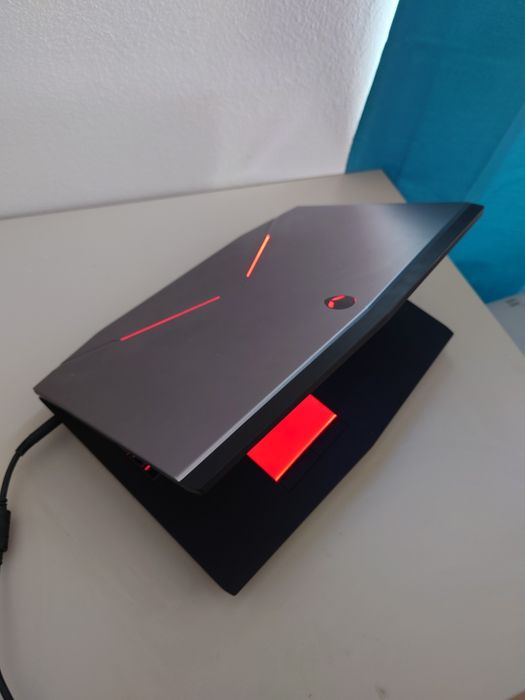 Alienware Gaming laptop• Placă video 8Gb• 32gb ram• i7 procesor• Alienware 17