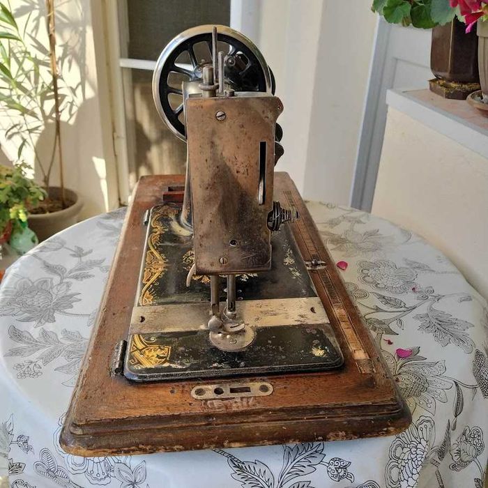 Продавам ретро шевна и пишеща машини, ретро стеги