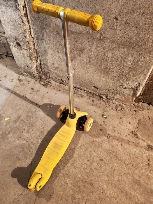 Детска тротинетка със светещи колела