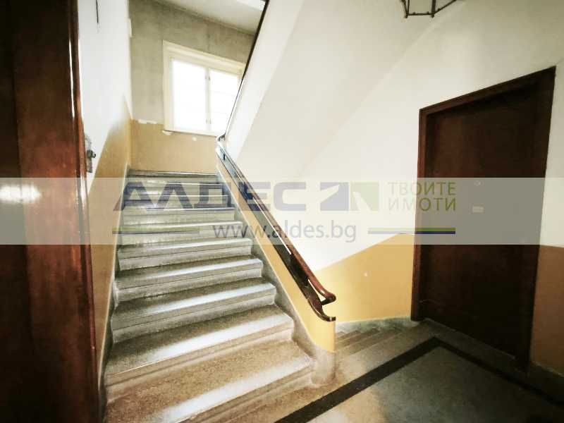 Отдава се тристаен ап. на ул. Славянска!