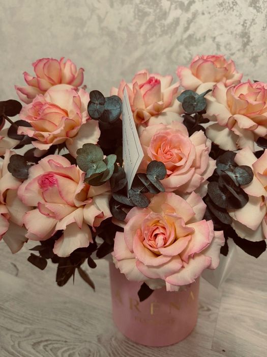 Красивый букет розовых роз