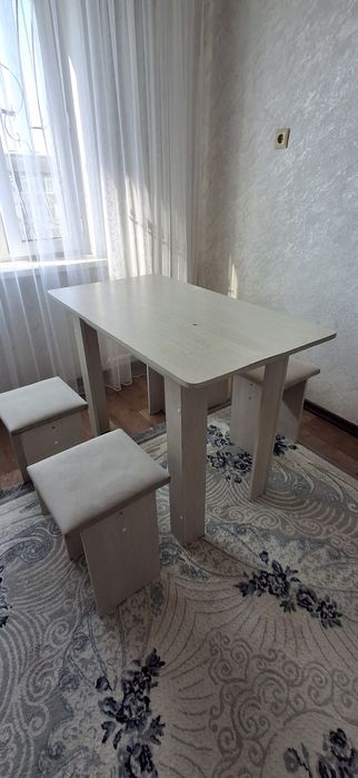 Продам стол с табуретками