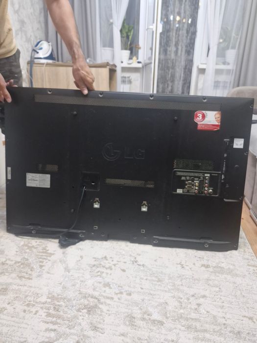 Телевизор 100х61 LG