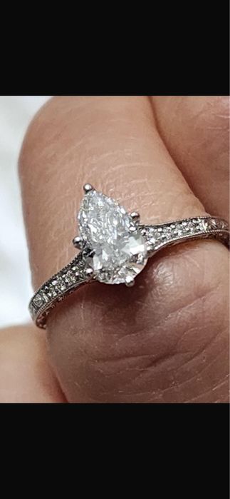 Продам кольцо с бриллиантом