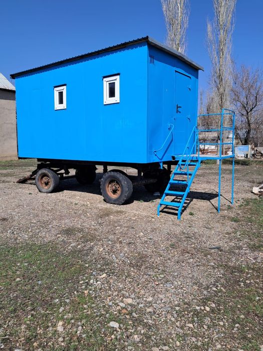 Вагончик на колесах, будка жилой.