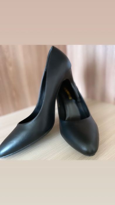 Бежевый и Черные туфли все новые остались размер 36,37,38