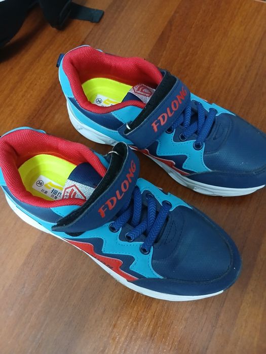 Продам детские кроссовки