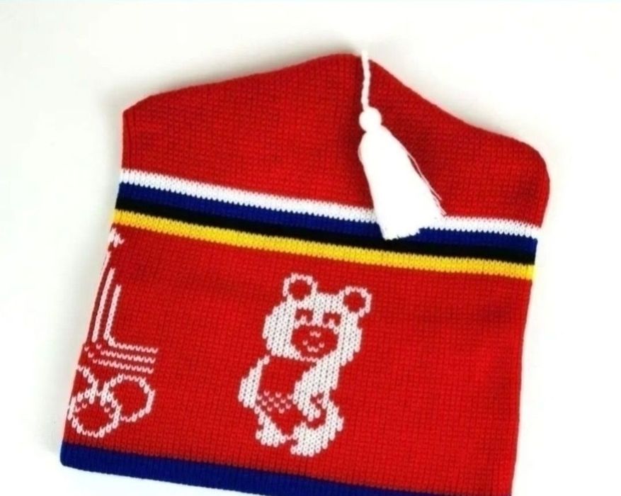 Шапка петушок : Ретро стиль 80 ых . В сериале «Слово пацана»