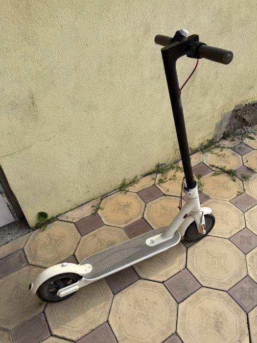 Срочно продам самокат xiaomi mi electric scooter m365