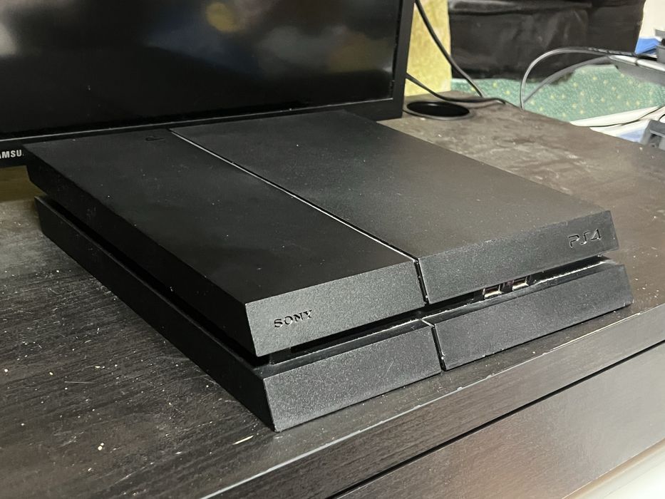 PS 4 pro cu stație de încărcare ireprosabil estetic și tehnic