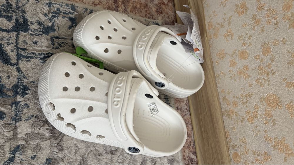 Продам crocs новые
