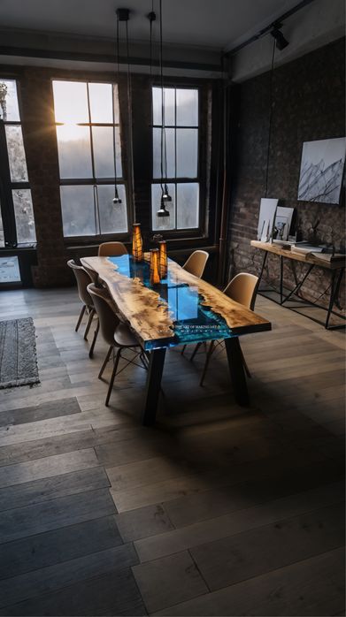 Маса от дърво и смола