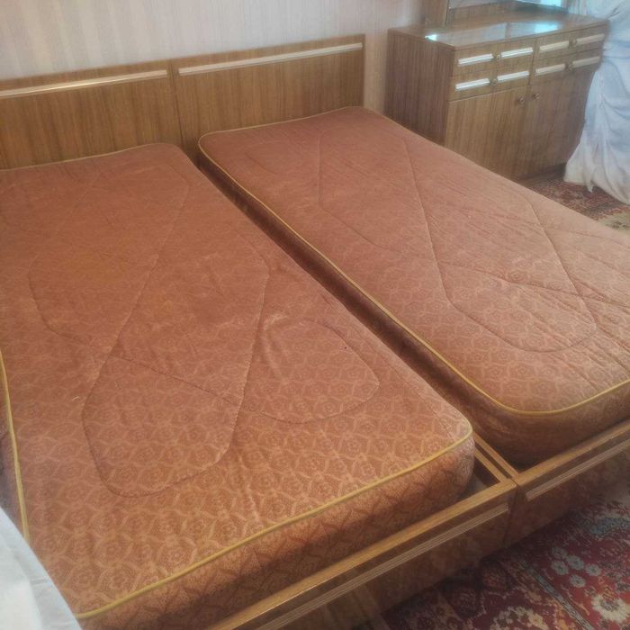 Спальный гарнитур свой.
