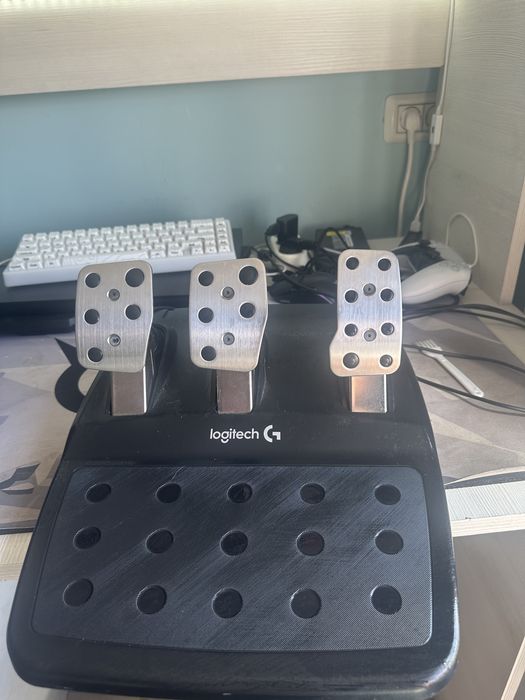Pedale cu volan logitech.