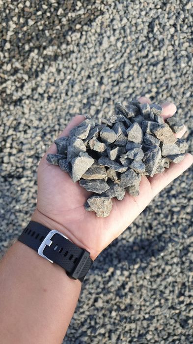 Pământ negru,piatră concasată,nisip
