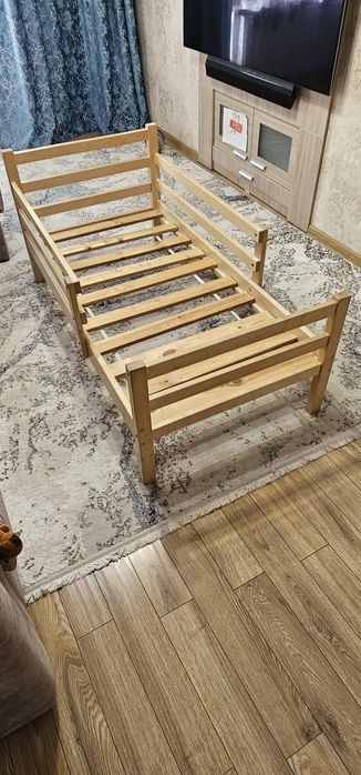 Детская кровать из чистого дерева