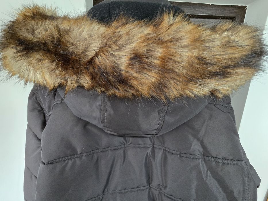 Geaca matlasata, cu gluga, pentru barbati.