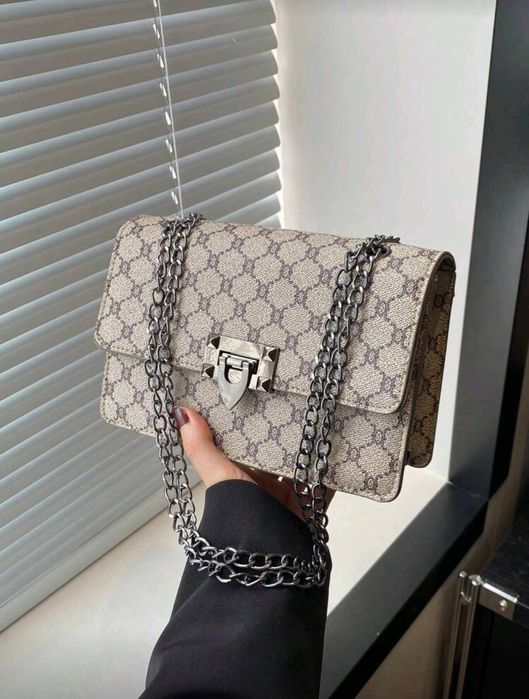 Чисто нова модерна дамска чанта !