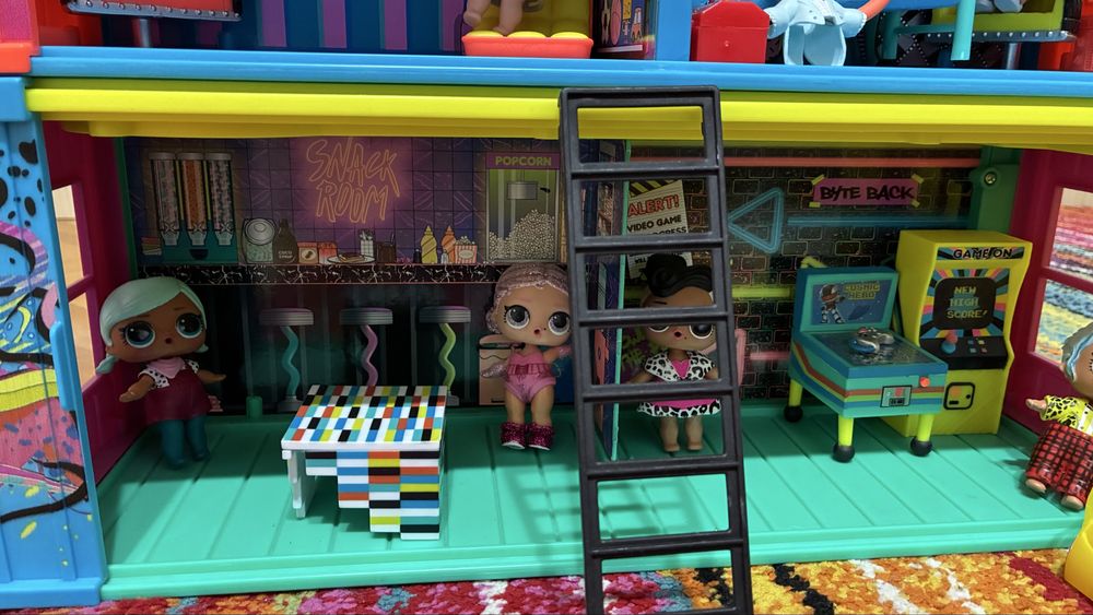 Vand casa de papusi L.O.L. Surprise! Clubhouse Remix
