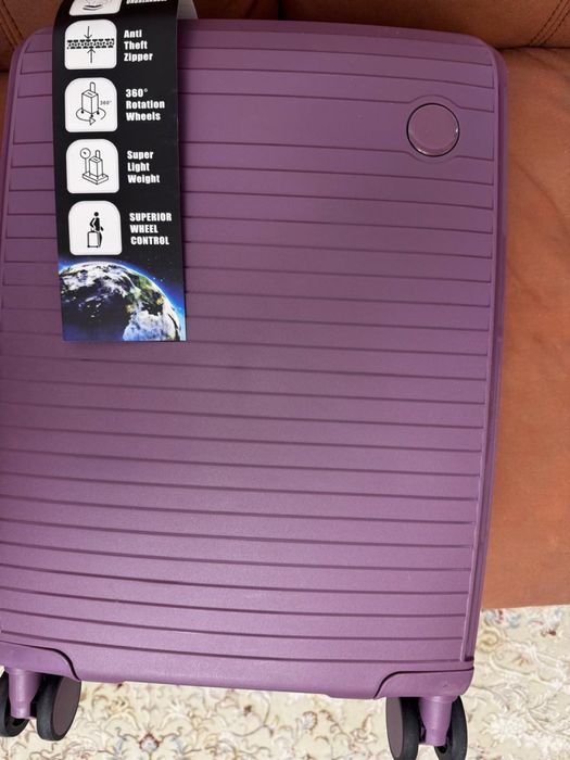 Продам новый чемодан