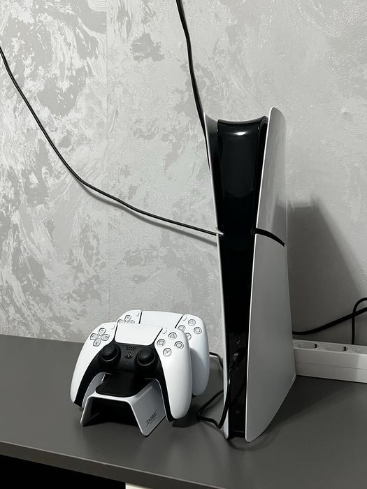 Продам PS5 Slim.