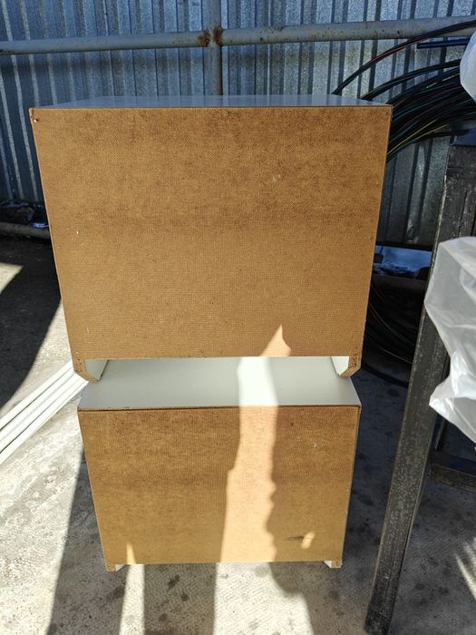 Продам 2 тумбочки с матрасом.