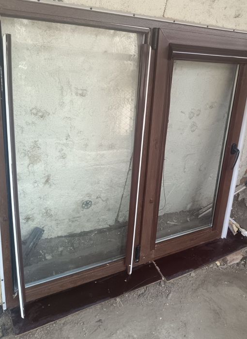 Пластиковое окно большое.