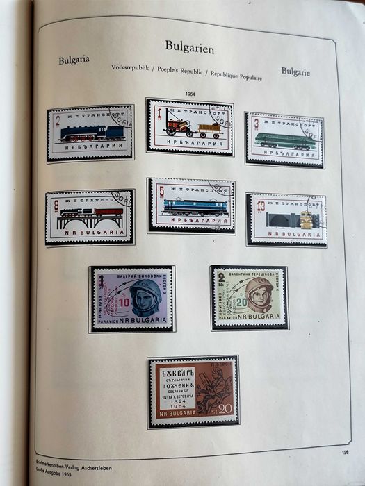 Продавам класьор с марки около 215  голям от 1945-1970