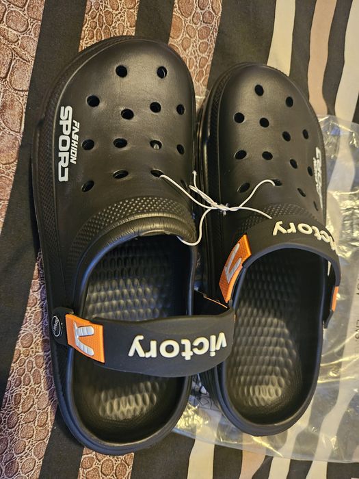 Мъжки чехли като CROCS