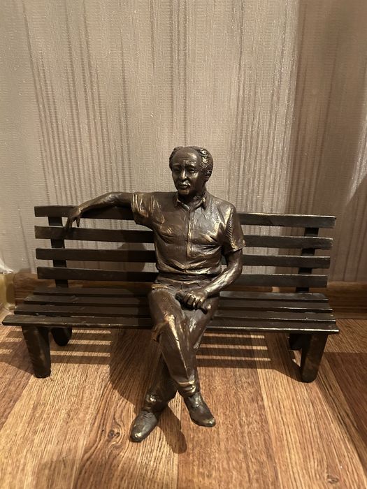 Статуэтка Мухтара Ауэзова ручной работы