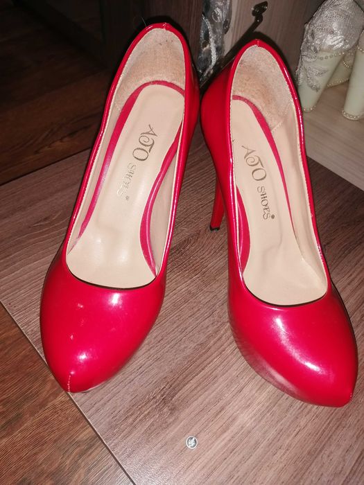 Нови червени токчета