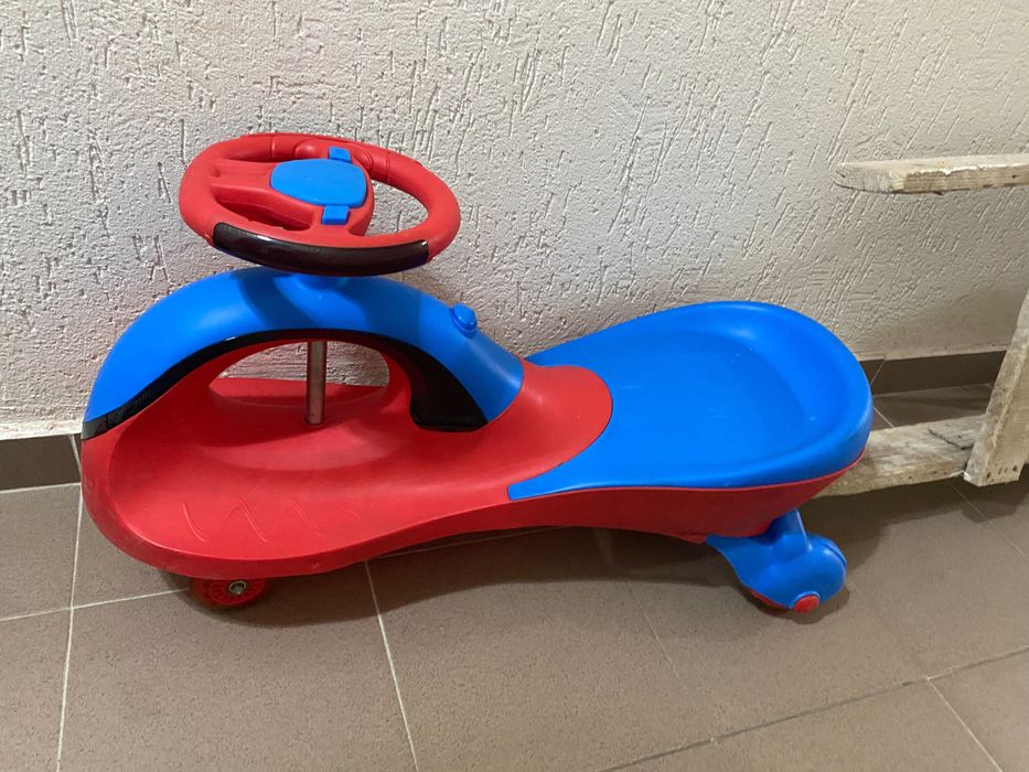 Mașinuța cu leduri și lumini