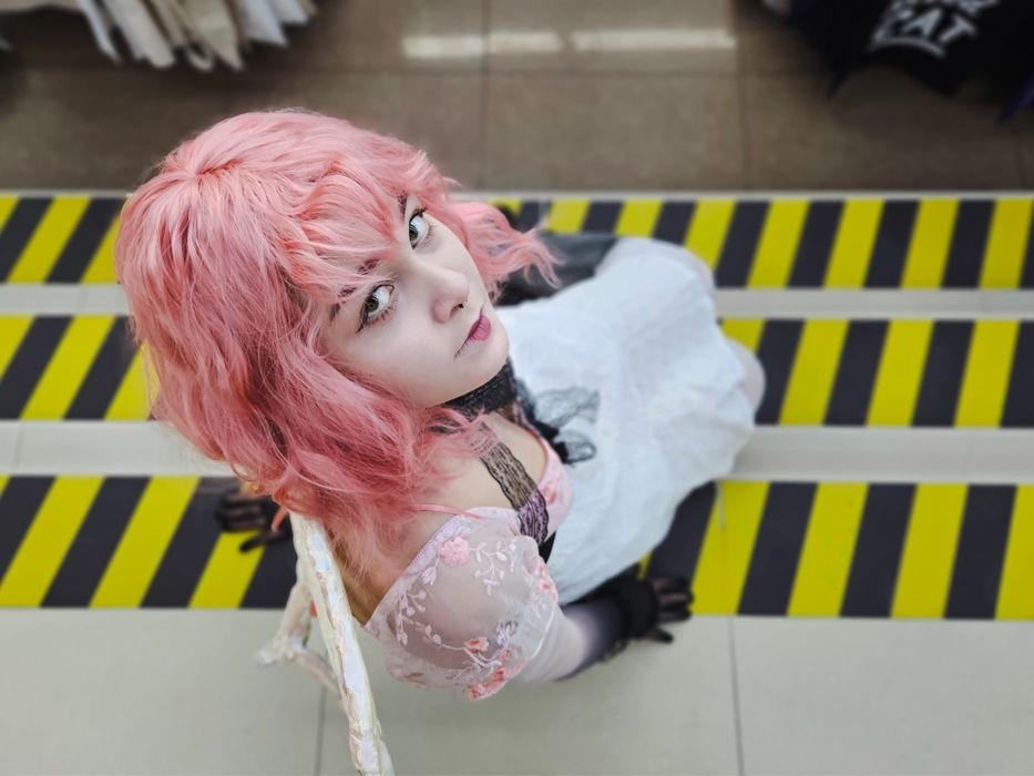 Розовый парик чуть длинее каре