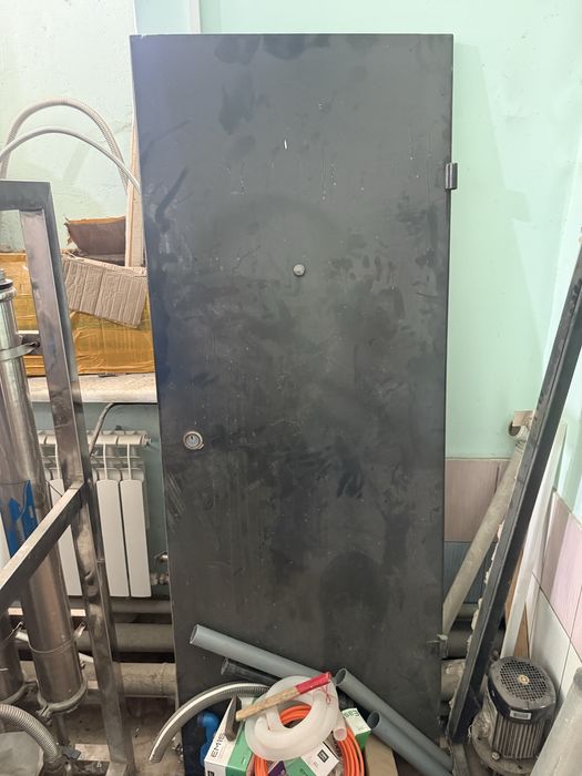 Продам металлическую дверь с рамой