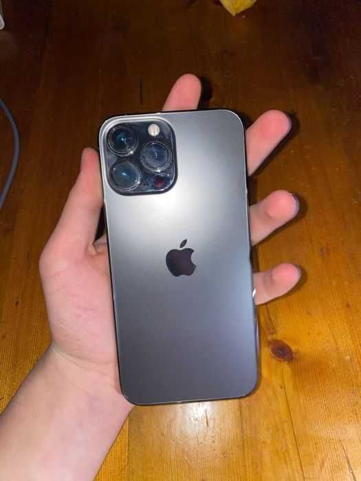 Продаю 13 про Макс почти новый