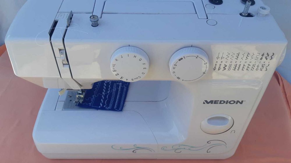 Mașină de cusut electromecanică