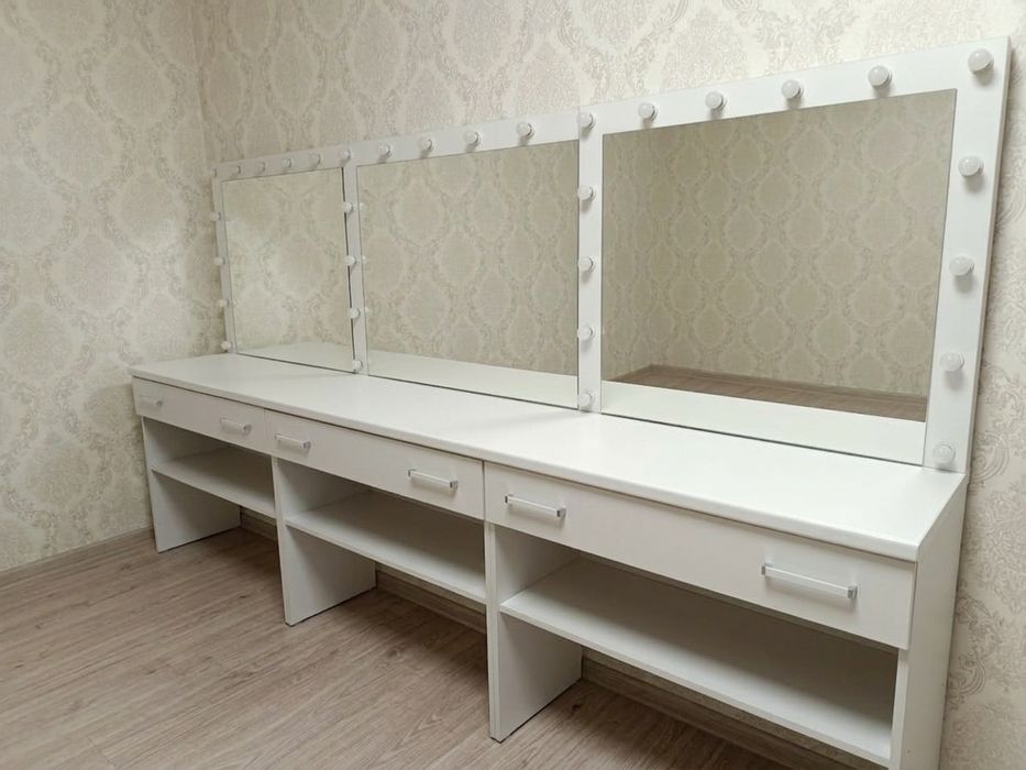 Стол визажиста на 3 мастера с подсветкой