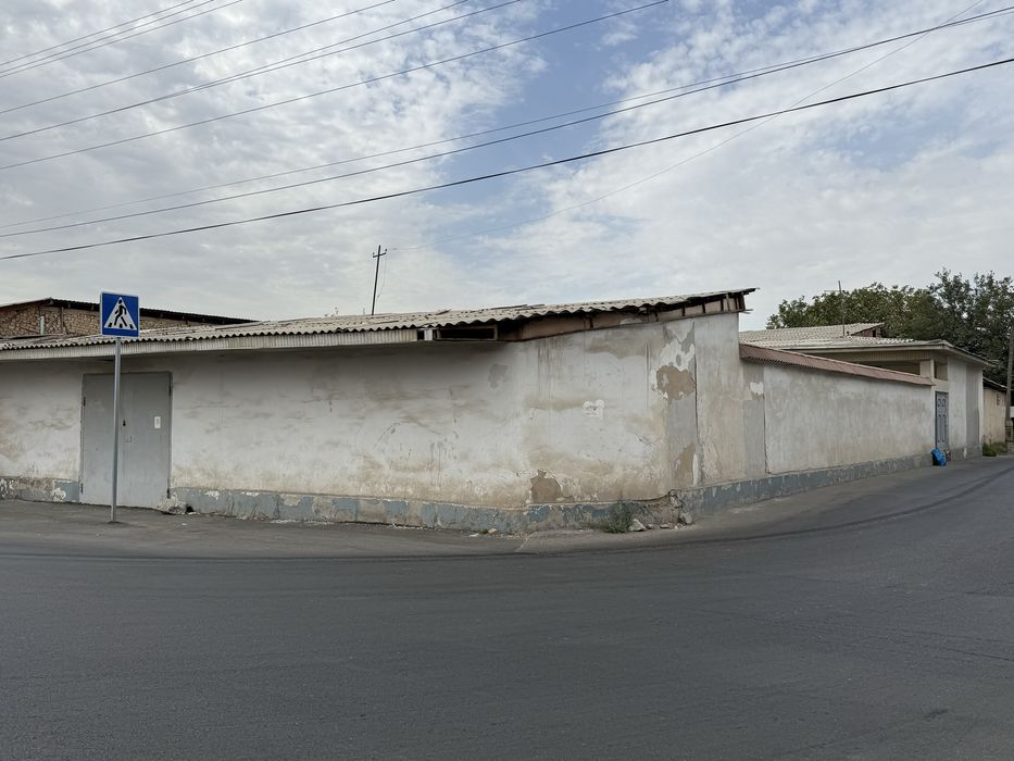 Hovli sotiladi. Yo'l yuzida