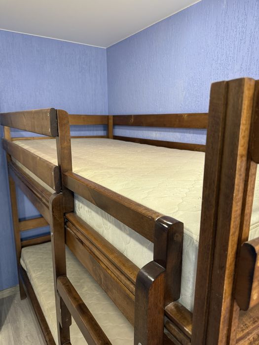 Деревянная кровать двух уровневая ручной работы